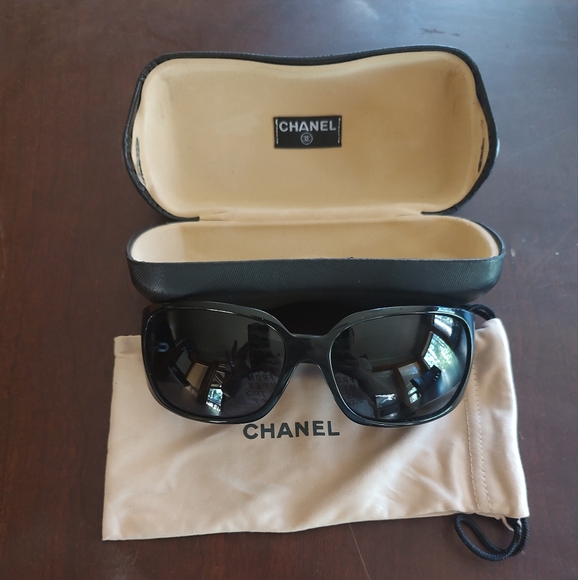 Chanel sunglasses - Picture 1 of 5